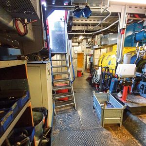 Eine der Herausforderungen bestand in den beengten Platzverhältnissen im Maschinenraum des Schwimmbaggers. (Bild:  ABB)