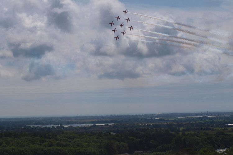 Im  Rahmenprogramm donnern schon mal Formationsflieger der Royal Air Force über die Köpfe der Besucher hinweg. (sp-x)