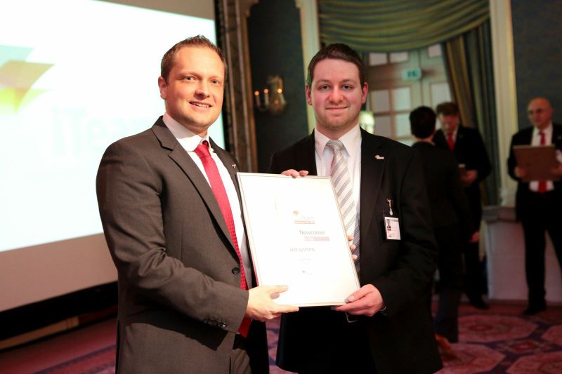 Awards-Verleihung: „Aktivster Newscomer“ Platz 3 ging an Andreas Gratz Aizz Systems (rechts). (iTeam)