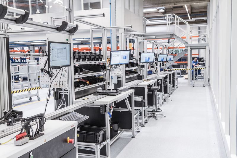 Frequenzumrichter-Fertigung in Bielefeld: Um die Durchführung komplexer Arbeitsschritte zu vereinfachen, hat Boge zusammen mit einem Entwicklungspartner eine intelligente Montage inklusive digitalisiertem Assistenzsystem entwickelt. (Boge)