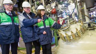 Chempark-Leiter Dr. Ernst Grigat (Mitte) machte sich in einem Betrieb von Bayer Crop Science einen Eindruck von den Planungen. Begleitet wurde er von Werksleiter Dr. Uwe Stelzer und Betriebsleiterin Claudia Aufderhaar. (Bild: Currenta)