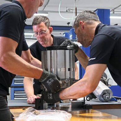 Manche Schritte der Demontage und Montage sind etwas knifflig. Für manche Schritte braucht es auch Spezialwerkzeug und mehrere Mitarbeiter. (Bild: Diehl – VCG)