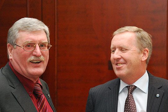 Networking: Fritz Kuckartz, Chef vom Renault Händlerverband, und Bernhard Heusl, Garanta Versicherung. (Archiv: Vogel Business Media)