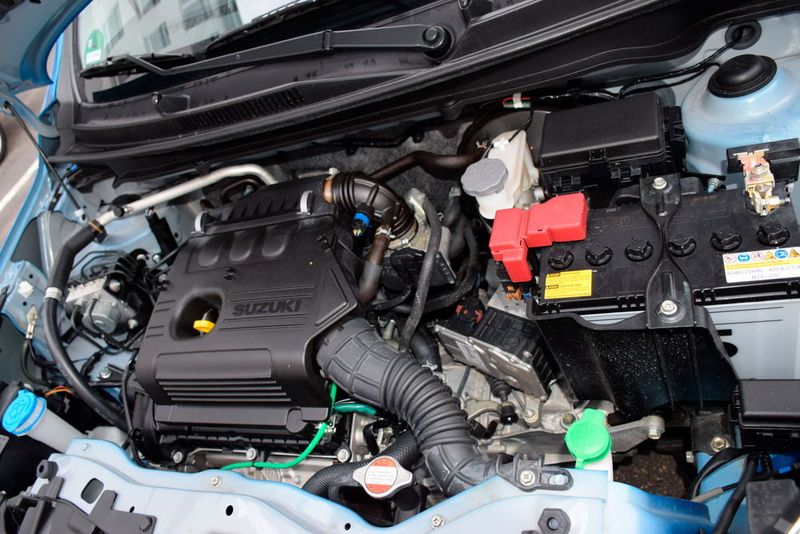 Sparsamer Krachmacher: Der kleine Dreizylinder legt sich mächtig ins Zeug, ist aber auch deutlich im Innenraum hörbar. Die Benzinpumpe hat recht wenig zu tun. (Holz / »kfz-betrieb«)