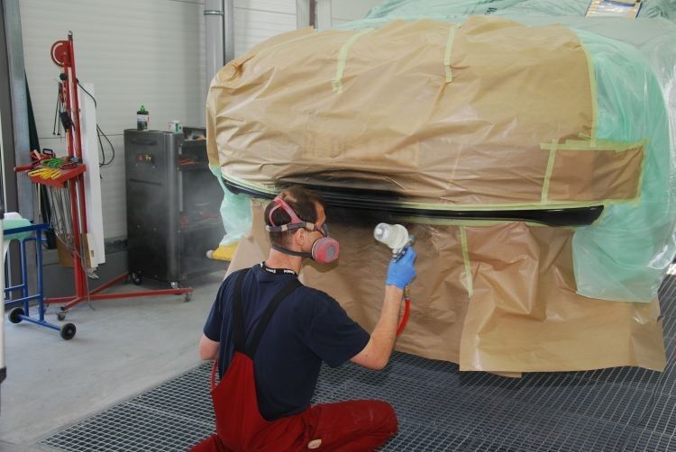Die Ostermeier-Mitarbeiter führten live eine Spot-Lackierung durch. (Foto: Wenz)