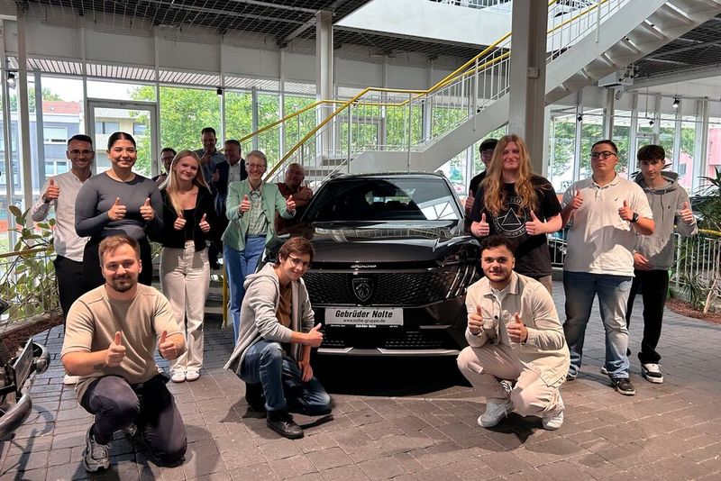 Am ersten Tag noch etwas aufgeregt: In das neue Ausbildungsjahr bei Gebrüder Nolte starteten neun junge Menschen – zwei weitere kaufmännische Auszubildende kommen Ende August bzw. Anfang September noch dazu. Zusammen mit vier Führungskräften, von denen zwei selbst vor über 35 Jahren als Lehrlinge ihren beruflichen Weg bei Gebrüder Nolte begonnen hatten, begrüßten die Unternehmerin Petra Pientka und der Azubi-Pate Dennis Canto die zwischen 16- und 28-jährigen „Neuen“. Neben der klassischen Ausbildung zum Automobilkaufmann und KFZ-Mechatroniker bildet Nolte auch zum Kaufmann im Einzelhandel aus. Aktuell bildet Gebrüder Nolte insgesamt 38 Auszubildende in allen Bereichen und Betrieben aus.  (Bild: Gebrüder Nolte)
