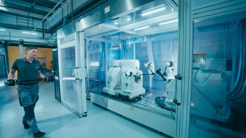 Auf dem Prüfstand kann das komplette Autoleben eines Elektrofahrzeugs in wenigen Tagen simuliert werden. Wichtig ist eine effiziente und stabile Wellenkonstruktion. Diese kann die Wärmeverluste minimieren und damit die Reichweite erhöhen. (Bild: GKN Automotive)