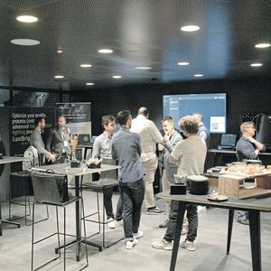 Die Veranstaltung in der Vaudoise Arena brachte ein breites Fachpublikum aus diversen Industriesektoren zusammen, um sich über aktuelle Herausforderungen und Innovationen der industriellen Bildverarbeitung auszutauschen.(Bild: L.E.S.S.)