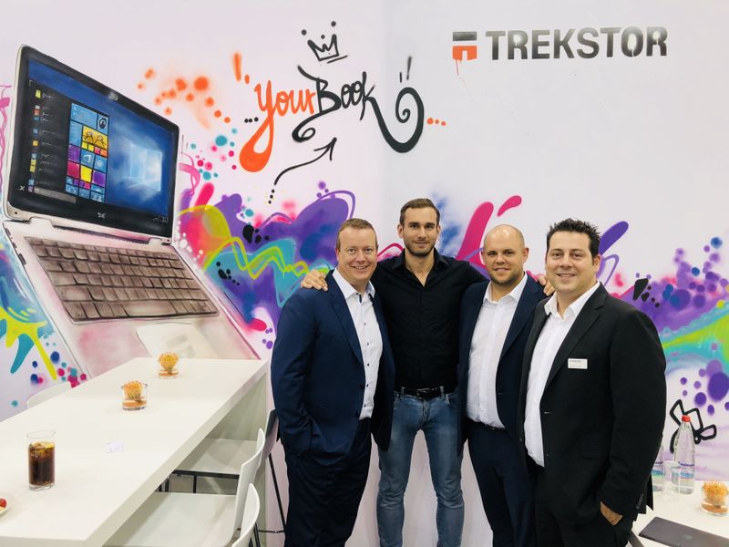Vor der frischgesprühten Graffiti Wand posieren (v. l.) Ralf Schweitzer, GSD, Thorsten Thomas, Microsoft, Christopher Jäger und Daniel Szmigiel, Trekstor. (Bild: IT-BUSINESS)