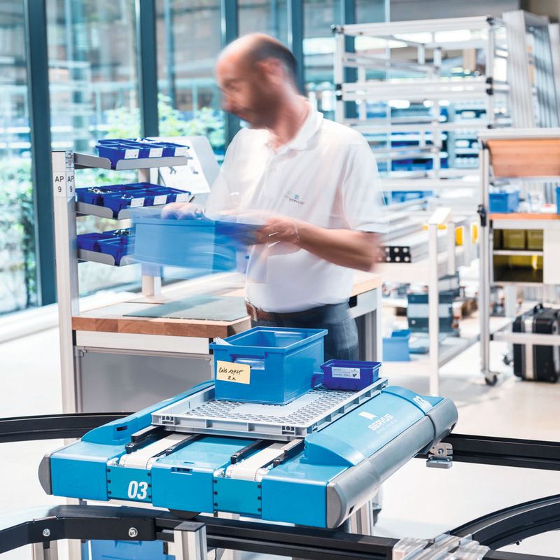 Mit dem Servus-System soll es erstmals möglich sein, Handarbeitsplätze ebenso wie vollautomatisierte Arbeitsplätze, automatische Kanban-Regale und fahrbare Regale direkt nach dem Pull-Prinzip und somit just in time zu beliefern.