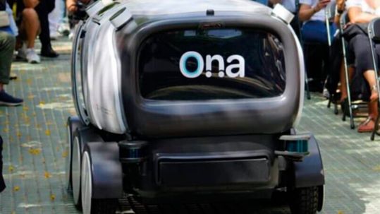 So ähnlich könnte es ausgesehen haben als letzte Woche an der TU Braunschweig eine Vorführung stattfand, bei der ein autonomer Transportroboter Pakete zugestellt hat – ganz ohne menschliches Zutun. (Bild:  TU Braunschweig)