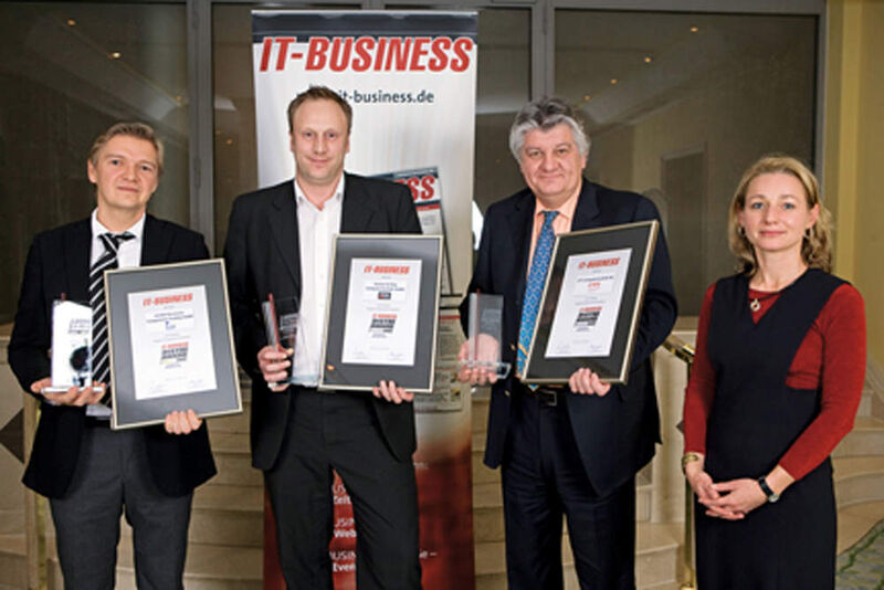 Die Top 3 Peripherie- und Komponentendistributoren: Michael Christlmaier von Ecom nahm den Gold-Award entgegen, Stefan Pehn den Platin-Award für Siewert & Kau und Günther Kalina für CTT den Silber-Award. (Archiv: Vogel Business Media)