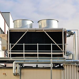 Eine neue Kühlanlage bei Schmersal erlaubt den Betrieb mit höheren Kühlmitteltemperaturen und den Verzicht auf Kaltwassersätze.(Bild:  Jörg Kastowsky)