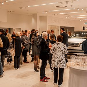 Zur Eröffnungsfeier kamen um die 200 Gäste.(Bild:  Jaguar Land Rover)
