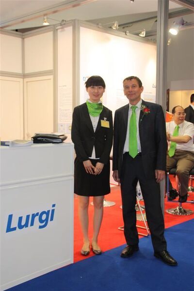 Lurgi ist sowohl in Shanghai mit JJ-Lurgi Engineering Equipment, als auch in Beijing mit Lurgi Engineering Consulting vertreten. Auf dem Bild ist Klaus Kilian, Director Marketing Communications, mit Ruby Han, Marketing Lurgi China. (Archiv: Vogel Business Media)