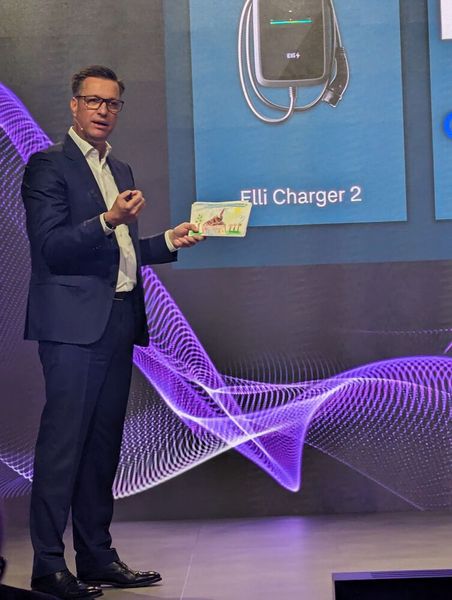 Im Hause Schmall schlägt das Herz elektrisch. Und wo kommt der Strom her? Von der Photovoltaikanlage, wie das selbstgemalte Bild von Schmalls Tochter zeigte. (Bild: Stefanie Eckardt | Next Mobility)