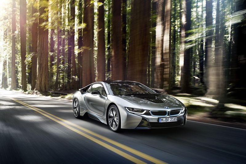 Der BMW i8 startet ab Juni 2014 auf sportliche und umweltfreundliche Weise auf den Straßen durch. (BMW)