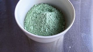 Vorstufe eines am Straubinger Institutsteil synthetisierten kupferbasierten Katalysators.  (Fraunhofer IGB)