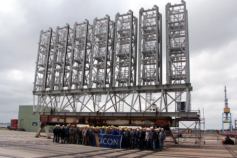 Die Mitarbeiter der ESG vor einer Hälfte des transportfertigen Blade Rack Systems (Bild: Gicon)