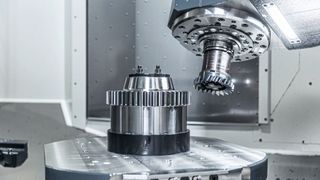 Dank des schnell drehenden Rundtisches lässt sich das fünfachsige Fräs-Dreh-Zentrum «F 6000» einfach in eine Vertikaldrehmaschine verwandeln, mit der sich Bauteile mit einem Durchmesser von bis zu 1000 mm bearbeiten lassen. Mithilfe der integrierten Verzahnungsoption «Power-Skiving» kann Lingenhöle zudem nahezu jede Zahnform anbringen. (Bild: Heller)