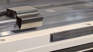 Mit Omni Edge bietet THK ein sensorbasiertes System zur Überwachung von Linearführungen an. (Stefanie Michel)