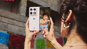 Mit dem Razr fold präsentiert Motorola das erste Smartphone im Buchformat. (Bild: Motorola)