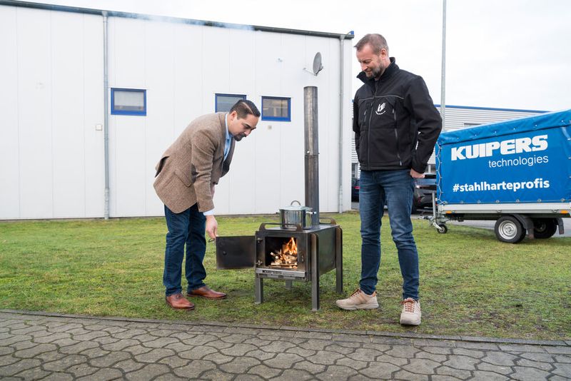 Voller Einsatz für eine gute Sache: Michael Kuipers, Geschäftsführer der Kuipers Technologies GmbH (links) und Markus Vähning von der Hilfsorganisation Helping Hands freuen sich über 760 in Rekordzeit hergestellte Öfen für die Ukraine. (Bild: Trumpf)