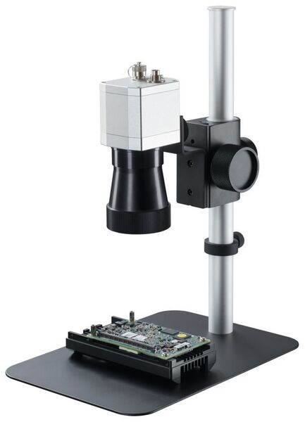 Bild 2: Infrarotkamera optris PI 640 mit Mikroskopoptik. (Optris)
