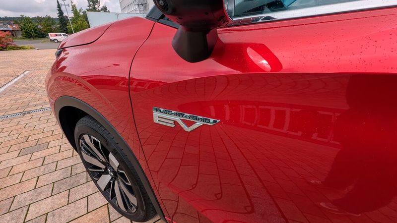 Als Fahrer hat man je nach Leistungsbedarf die Wahl, ob man im seriellen Hybridmodus, im parallelen Hybridmodus oder aber bis zu einer Geschwindigkeit von 135 km/h im reinen Elektromodus fahren möchte. Die 22,7 kWh große Lithium-Ionen-Batterie im Plug-in-Hybriden ermöglicht es, im WLTP-Modus gemessen, maximal 85 Kilometer rein elektrisch zu fahren. Auf den Testfahrten waren es gut 70 Kilometer. Im seriellen Hybridmodus wechselt die Elektronik automatisch zwischen dem reinen Elektroantrieb und dem Verbrenner, den Übergang spürt man dabei kaum. (Bild: Mauritz – VCG)