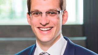 Dr. Florian Neymeyer ist Bereichsleiter für Personal, IT & Recht bei der Uzin Utz Group aus Ulm.  (Uzin Utz )