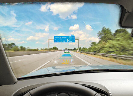 Situative Hinweise unterstützen den Fahrer, da sie in der realen Außenansicht der Verkehrssituation erscheinen. (Continental)