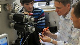 Prof. Dr. Marius Grundmann (mitte) mit Doktoranden in einem Labor (Foto: Waltraud Grubitzsch / Universität Leipzig)