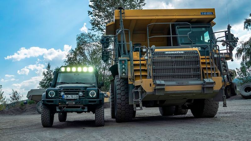 Selbst mit hüfthohen Reifen reicht der Grenadier den Muldenkippern dennoch kaum über die Radnabe. (Bild: Letech)