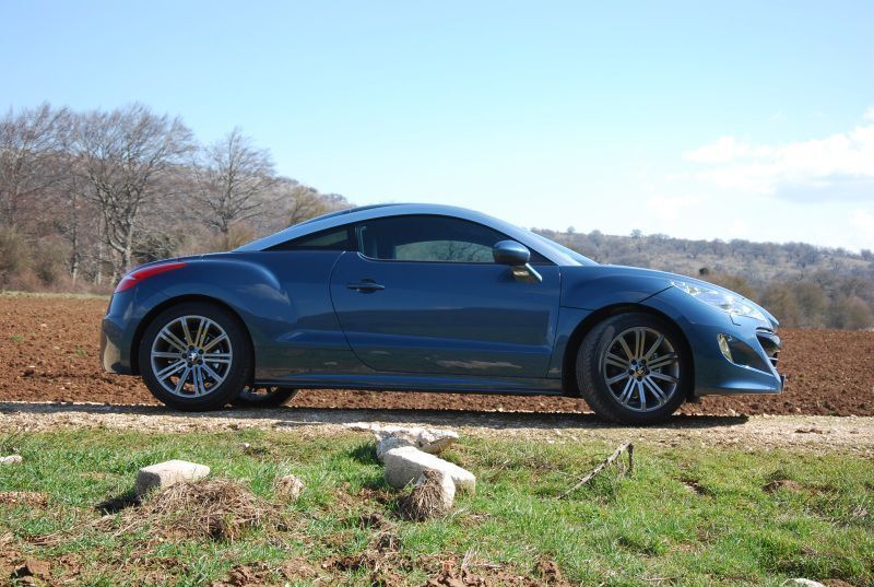 Und hier endlich die Seitenansicht: Der Dachbogen mit Aluminiumverkleidung und der Knick in der Seitenlinie sind unverwechselbare Merkmale. (Archiv: Vogel Business Media)