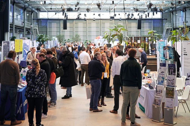For a first-time event in the Netherlands, the trade fair in The Hague was well attended. Around 550 visitors came throughout the day — some of them from surprisingly far away, as the next image shows.   For more information about upcoming LAB-SUPPLY trade fairs, visit www.lab-supply.info (Bild: Eye Am Chris)