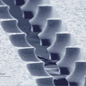 Hier findet eine definierte Sägezahnanätzung von zwei Seiten statt. Sie wird in der Medizintechnik für Mikrosägen gebraucht. Bild: Micrometal