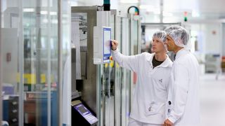 Die Blistermaschine von Uhlmann ist mit einem intuitiv bedienbaren Touchscreen ausgestattet.  (Bild: Bilder: Vetter Pharma International)