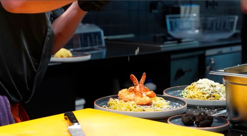 Abbildung 13: Und etwas Leckeres zum Essen gab es nach Festakt und Betriebsführung auch ....  (Bild: Thomas-Krenn AG)