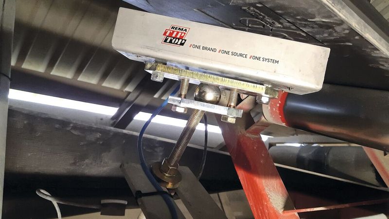 Die Transmitter können je nach Anlage über oder unter der Karkasse angebracht werden.(Bild:  Rema Tip Top)