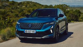 Drei Jahre nach der Markteinführung überarbeitet Renault das Kompakt-SUV Austral. (Bild: Renault)