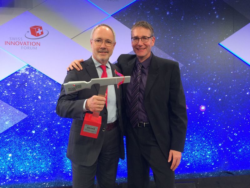 Stolze Gewinner: Die beiden Endress+Hauser Entwickler Dr. Wolfgang Drahm (links) und Dr. Martin Anklin (rechts) mit dem Swiss Technology Award.   (Endress+Hauser)