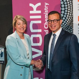 Mélanie Joly, Ministerin für Industrie und zuständig für die Wirtschaftsentwicklung in Quebec (links) und Guido Skudlarek, Leiter der Business Line Health Care bei Evonik (rechts) haben das Investment am 27. August an der Universität von British Columbia in Vancouver, Kanada, verkündet. (Bild: Evonik)