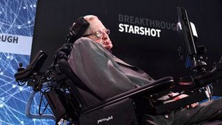 Stephen Hawking, der weltbekannte britische Astrophysiker, will eine Flotte winziger Sonden auf den Weg zu unserem Nachbarstern Alpha Centauri schicken. (Bild: 2016 Getty Images/Breakthrough Initiatives)