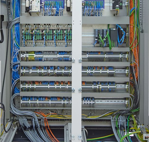 Im Schaltschrankbau kommen unterschiedliche Kabel und Leitungen zum Einsatz.  (Bild: Helukabel)