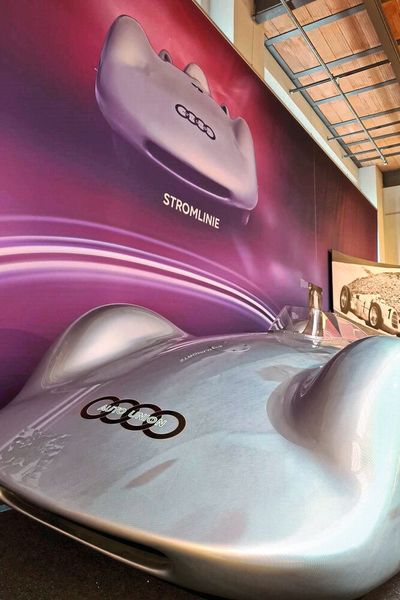 Zu Anfang des Jahres 1937 beginnt die Auto-Union-Rennabteilung mit der Entwicklung eines Vollstromlinienwagens auf Basis des Auto Union Typ C. Motor und Chassis bleiben nahezu unverändert. Die Gestaltung der Stromlinienkarosserie basiert großteils auf der Arbeit von Josef Mickl, dem Aerodynamiker im Konstruktionsbüro Porsche. Die Stromlinienkarosserie feiert beim AVUS-Rennen 1937 Premiere. Noch im gleichen Jahr fährt Bernd Rosemeyer mit diesem Rennwagen auf der Autobahn Frankfurt – Darmstadt zum ersten Mal eine Geschwindigkeit von über 400 km/h auf normaler Straße und stellt mehrere Geschwindigkeitsweltrekorde auf.  (Bild: Horch-Museum)