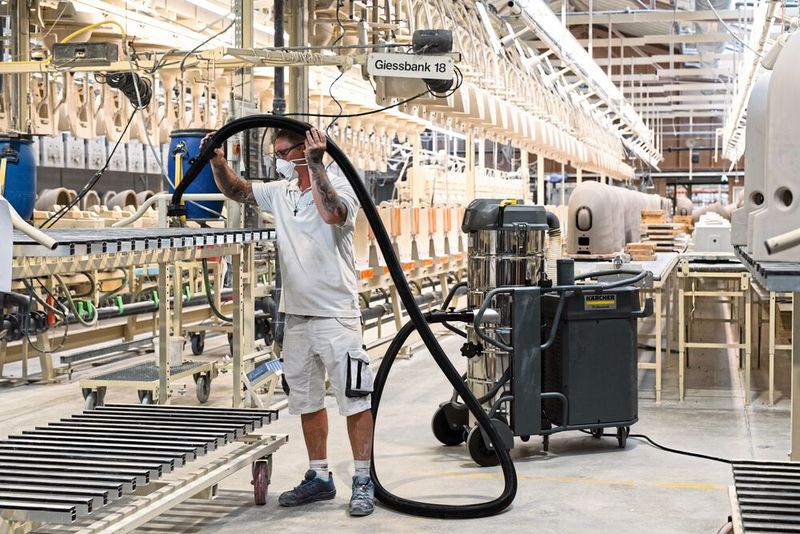 Der IVS 100/55 M ist ein Superklasse-Industriesauger, der sehr grosse Mengen gesundheitsgefährdender Feinstäube sicher aufnehmen kann. Mit dem Gerät werden unter anderem die Förderbänder und Transportwagen gereinigt. (Bild: MomentiMedia)