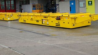 Mit dem SFB-System von Hubtex können auch lange Weichenteile be- sowie entladen und befördert werden. (Hubtex)