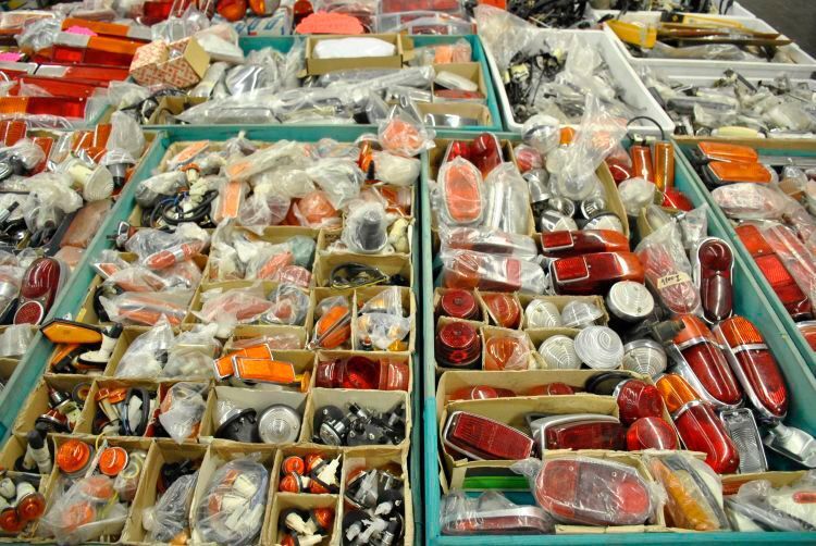 Trotz Internet nicht totzukriegen – zum Glück: der stationäre Ersatzteilhandel hat im Oldtimerbereich noch lange nicht ausgedient. (Dominsky)