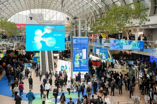 Welcome zur nächsten K-Messe heißt es leider erst wieder Ende Oktober 2028. Denn die aktuelle Ausgabe hat heute ihren letzten Tag. Lesen Sie hier, wie sich die Branche derzeit entwickelt und wie die Stimmung im Kunststoff- und Kautschuksektor war und ist ...(Bild:  Messe Düsseldorf / ctillmann)