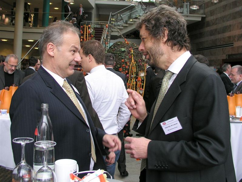 Jean-Luc Griessman, Hart Foundation (links) diskutiert mit Valentijn de Leeuw, ARC Advisory Group.  (Archiv: Vogel Business Media)